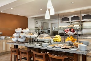 Tägliches Frühstücksbuffet (24.95 USD pro Person)
