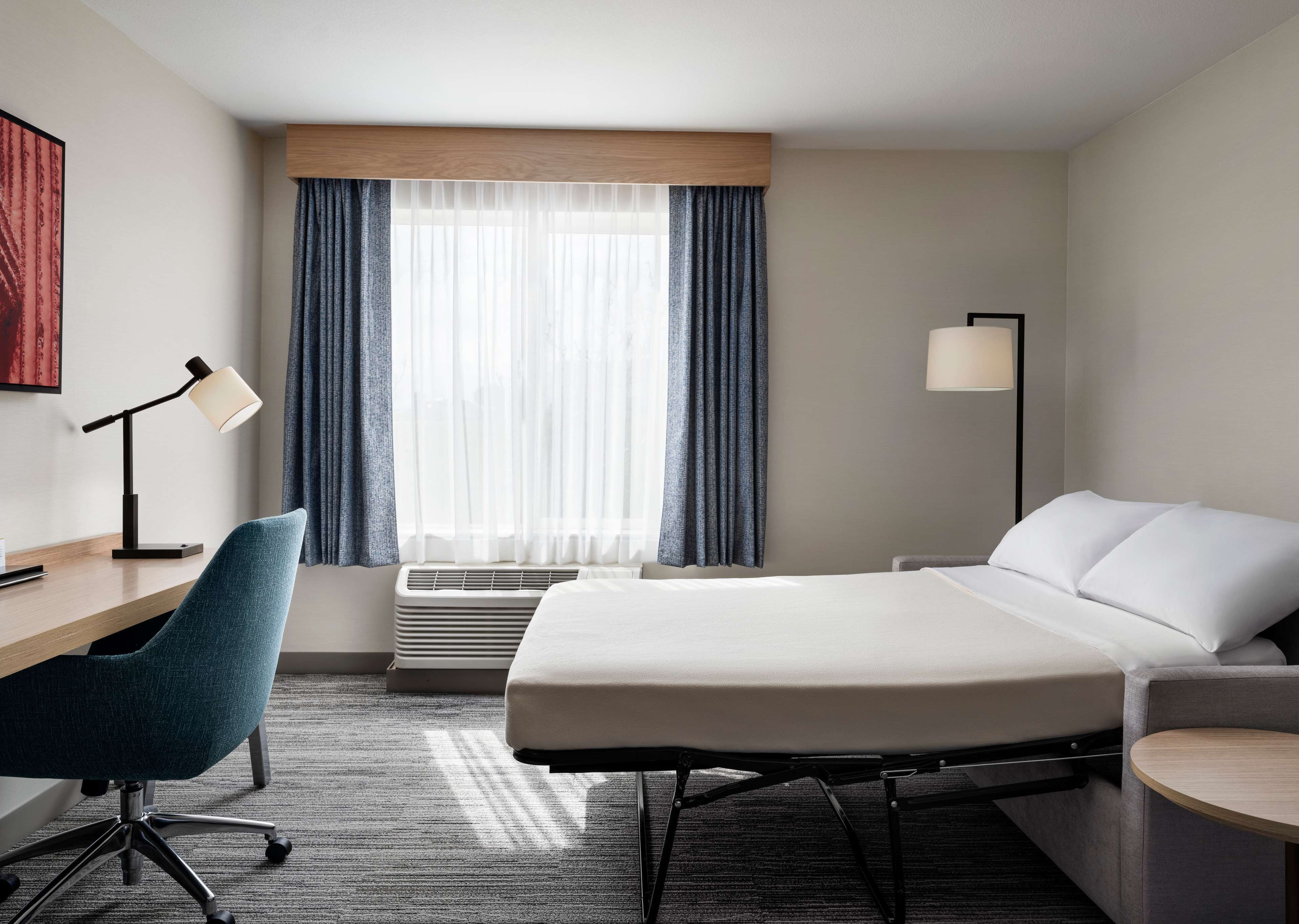 basic room, 1 king bed | 1 bedroom, hypo-allergenic bedding, desk, laptop workspace