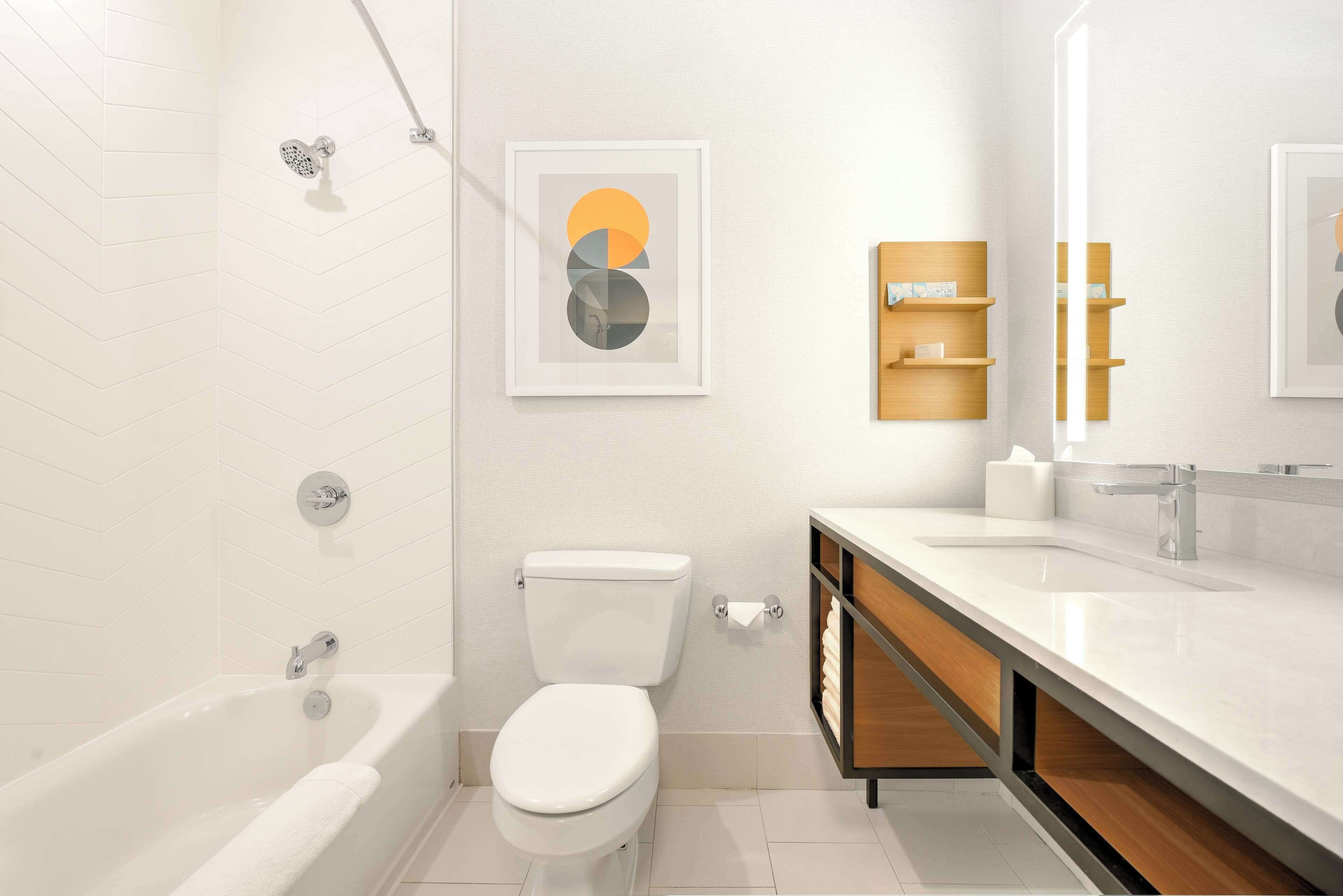 Combined shower/bathtub, free toiletries, hair dryer, towels