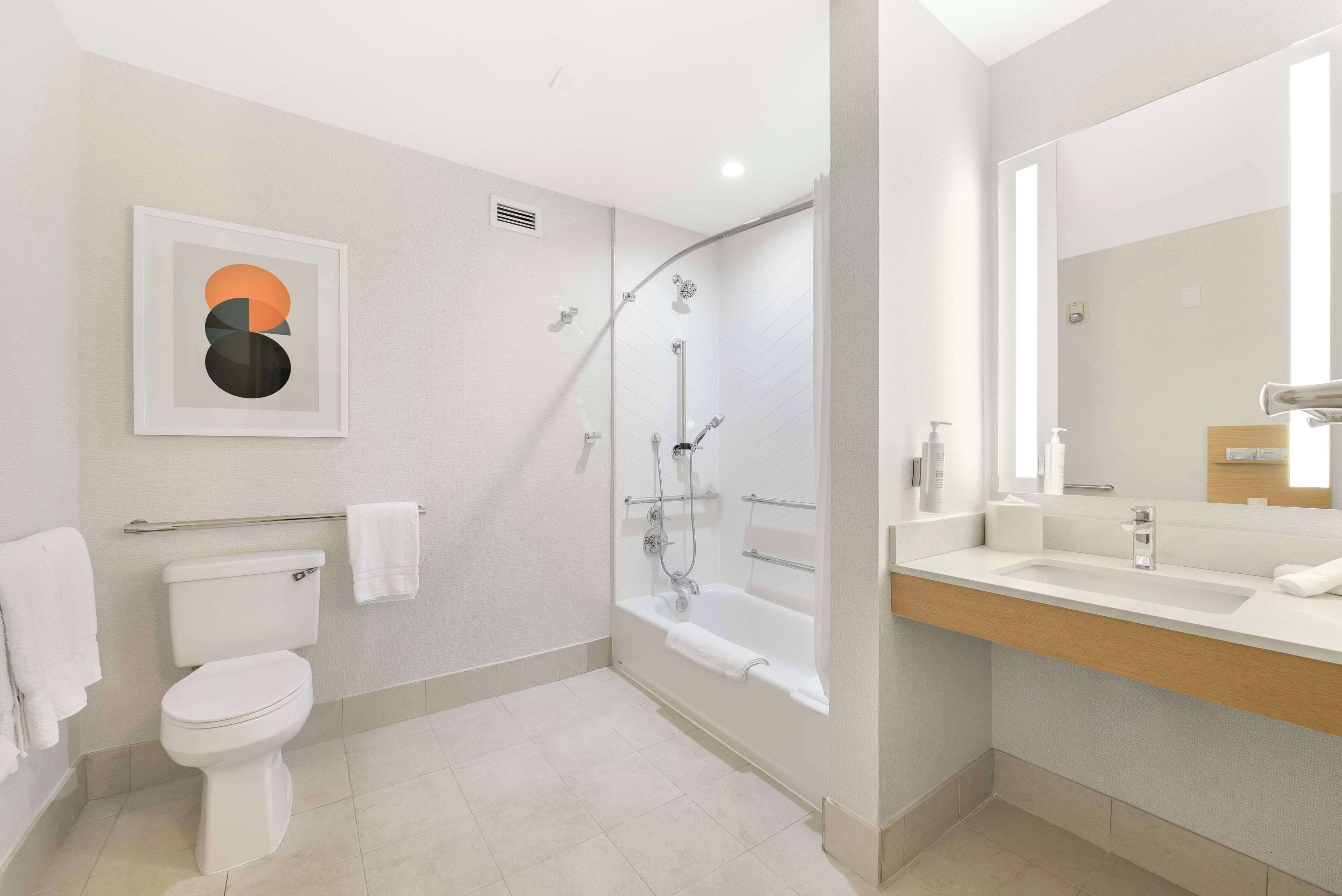 combined shower/bathtub, free toiletries, hair dryer, towels