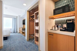 Suite, 1 King Bed with Sofa bed, Non Smoking