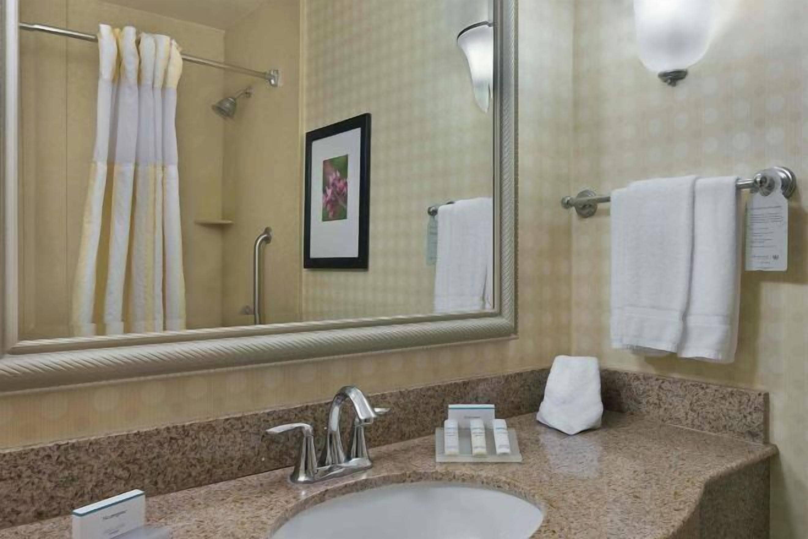 Ensemble douche/baignoire, articles de toilette gratuits, sèche-cheveux