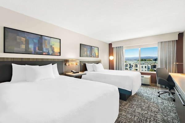 Ropa de cama de alta calidad y escritorio