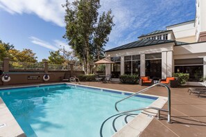 Outdoor pool - Hilton Garden Inn San Mateo (San Mateo)