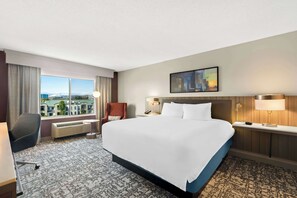 Premium bedding, desk, laptop workspace, iron/ironing board - Hilton Garden Inn San Mateo (San Mateo)