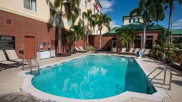 室外游泳池,開放時間為 08:00 至 22:00,提供日光浴躺椅