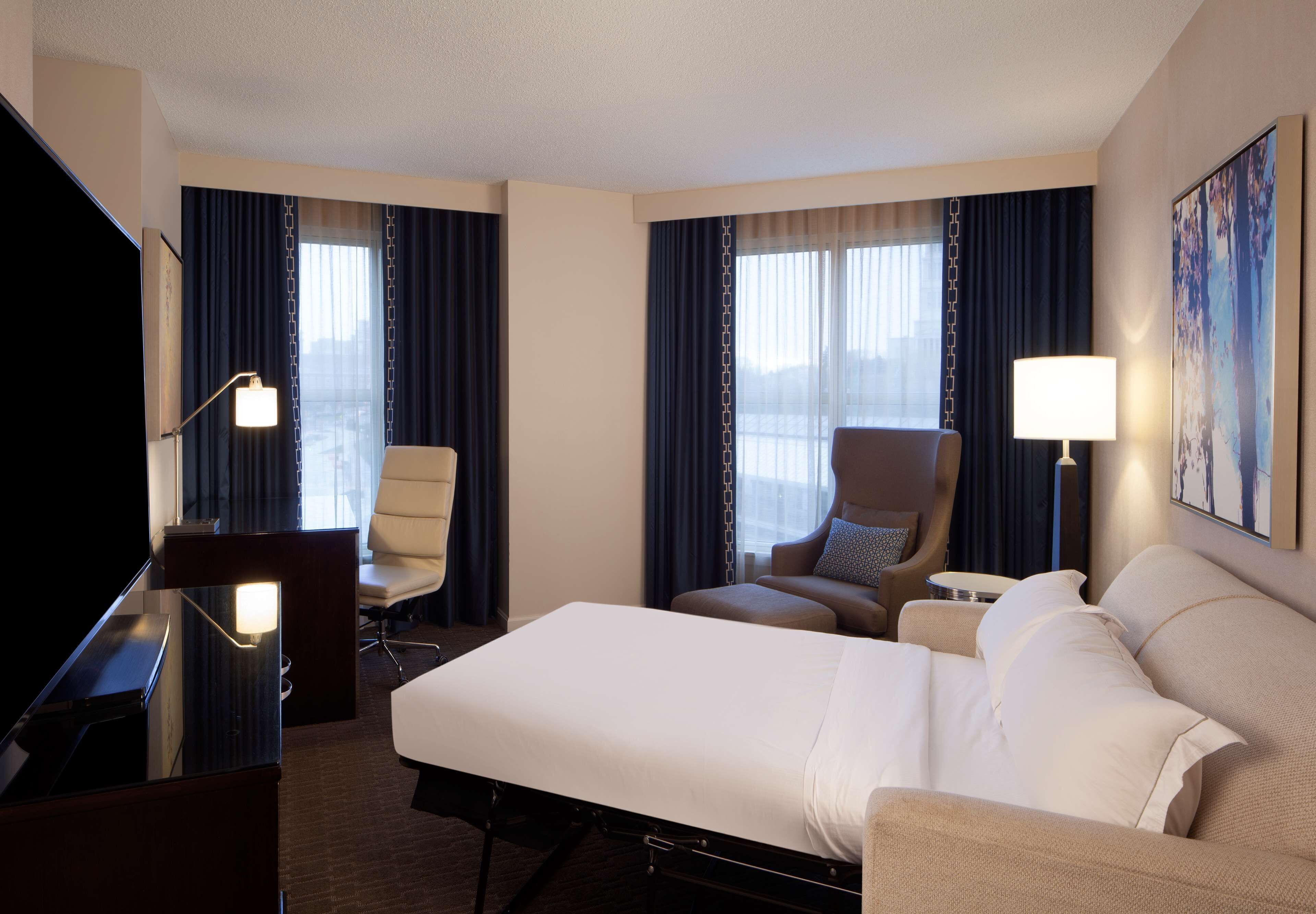 Premium bedding, in-room safe, desk, laptop workspace