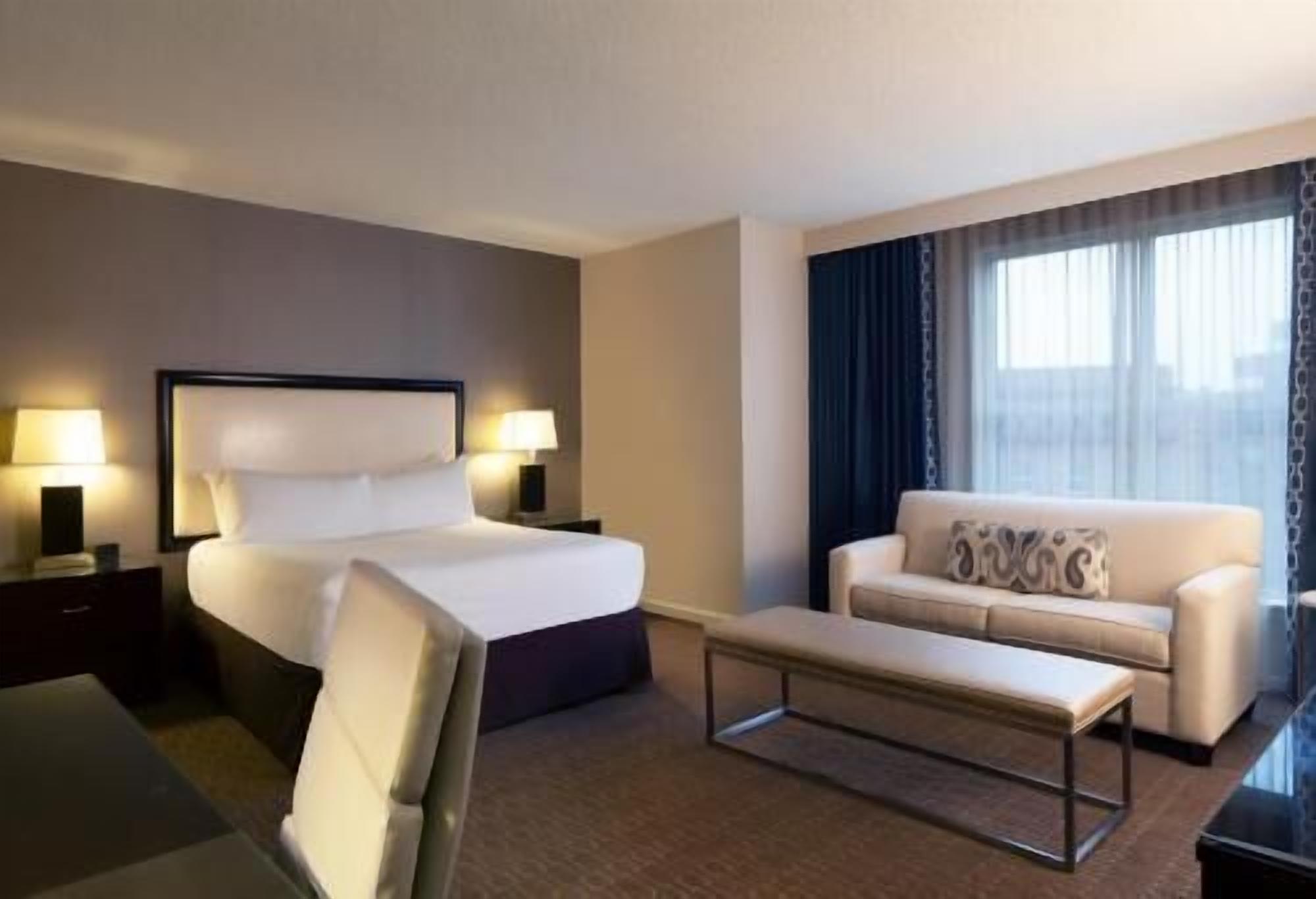 Premium bedding, in-room safe, desk, laptop workspace