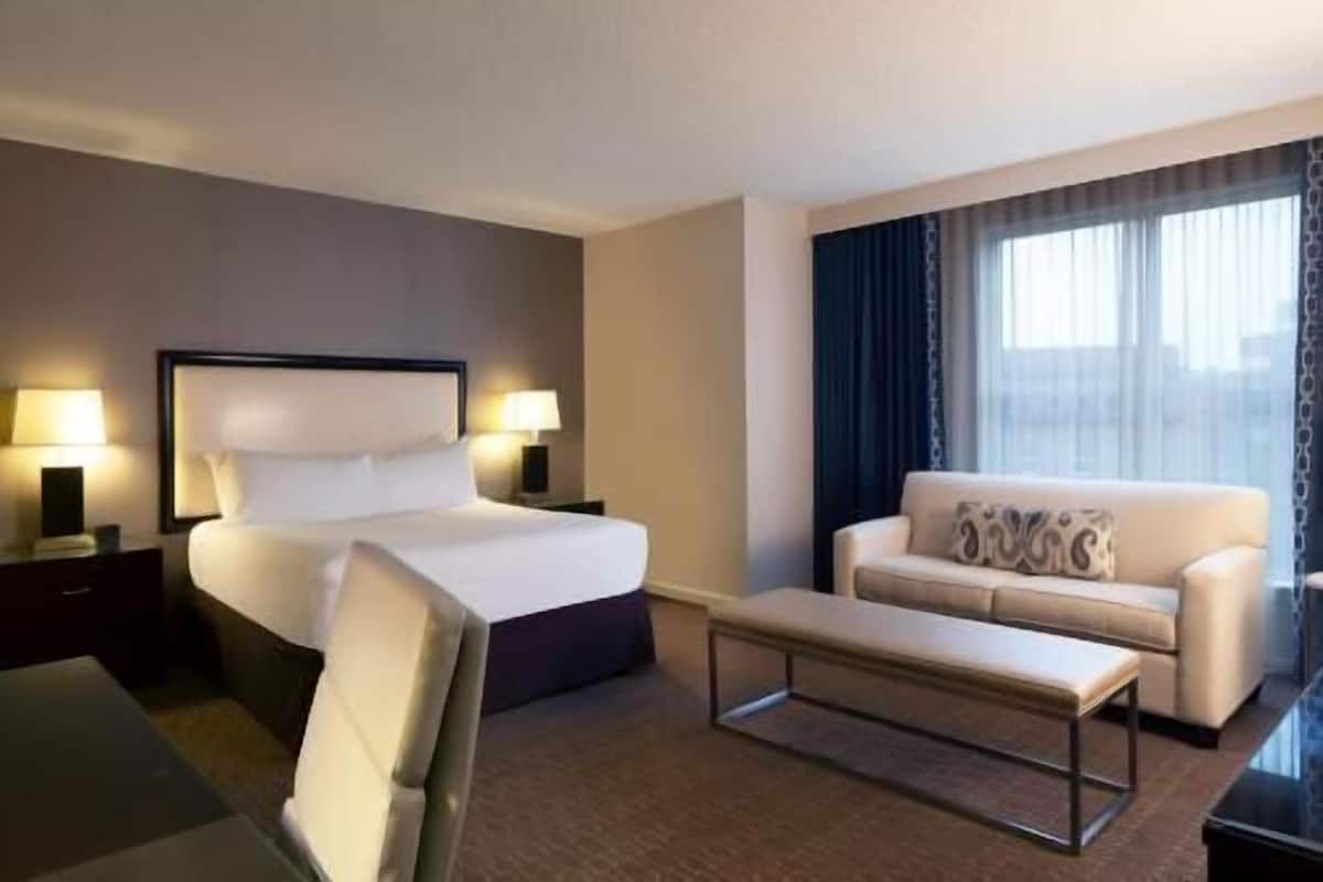 Premium bedding, in-room safe, desk, laptop workspace