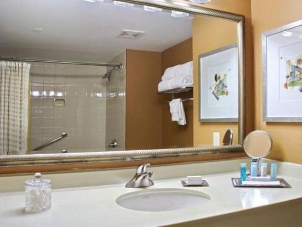 Badeværelse | Kombination af bruser/badekar, designertoiletartikler, hårtørrer