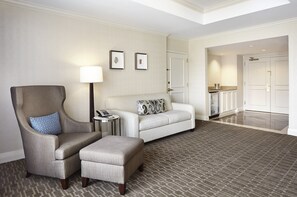 Habitación, 1 habitación, balcón | Sala de estar | Televisión de pantalla plana de 55 pulgadas con canales por cable 