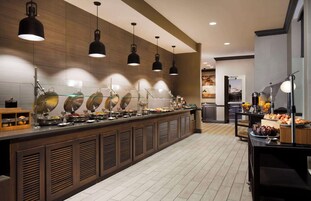 Se ofrece un desayuno completo todos los días (por un coste adicional)