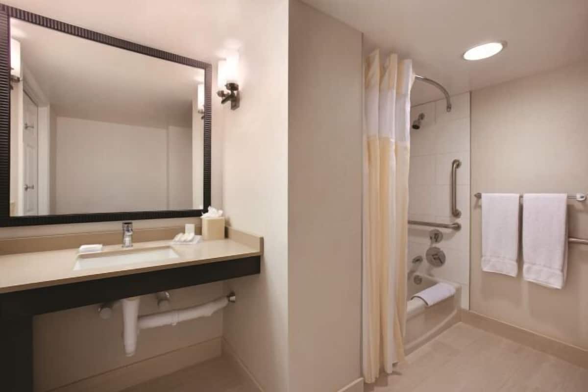 Artículos de tocador gratuitos, secador de pelo, toallas