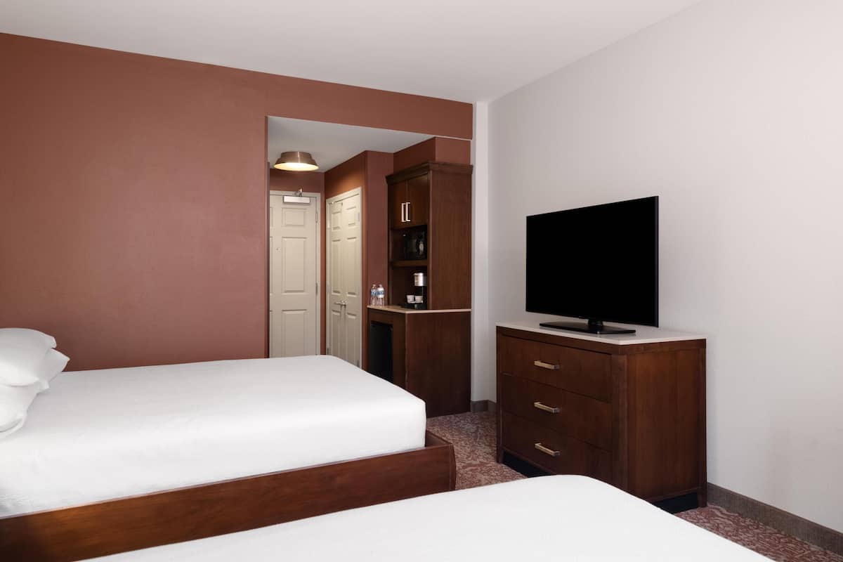 Premium bedding, down duvets, in-room safe, iron/ironing board