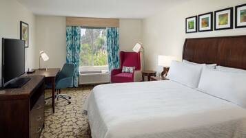 办公桌、笔记本电脑工作区、遮光窗帘、熨斗/熨衣板