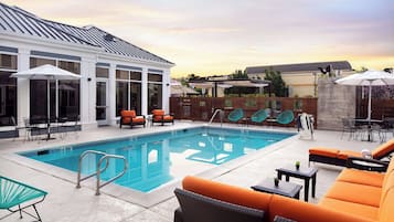 Piscina externa, guarda-sóis, espreguiçadeiras