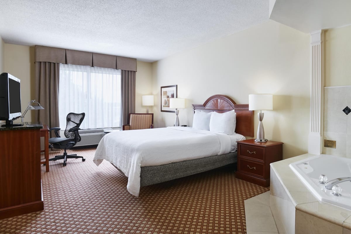 Suite, 1 cama King size, hidromasaje | Ropa de cama de alta calidad y escritorio