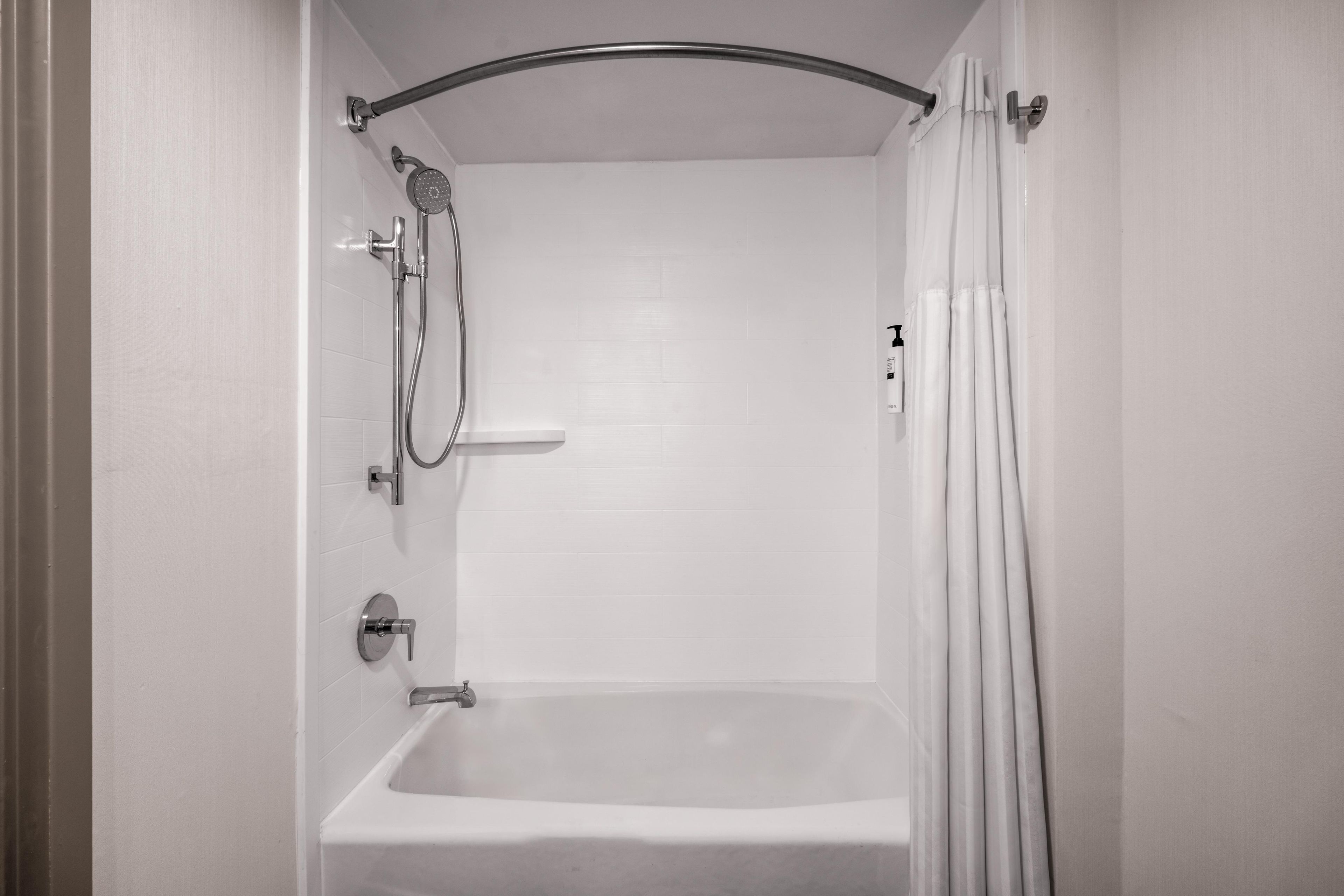Un baño con bañera, ducha e inodoro.