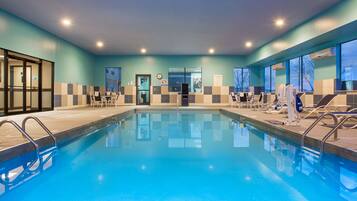 Indoor pool, sun loungers