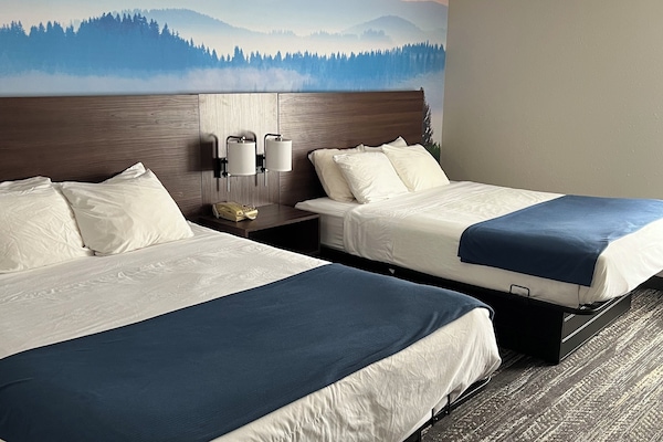 Een bureau, verduisterende gordijnen, een strijkplank/strijkijzer