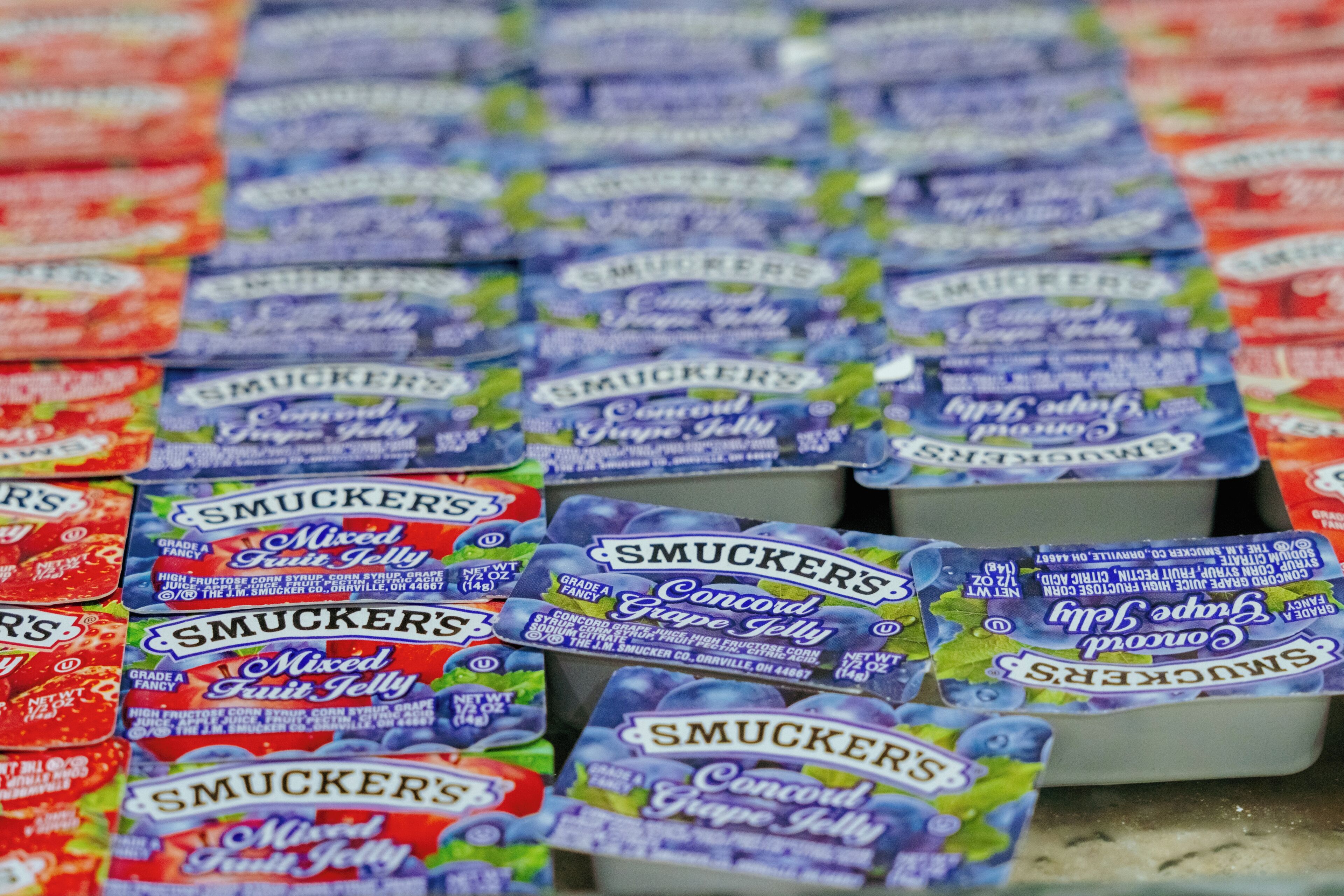 Plusieurs paquets de confiture de raisin Concord de la marque Smucker's.