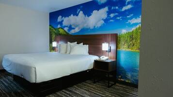 Escritorio, cortinas blackout y tabla de planchar con plancha