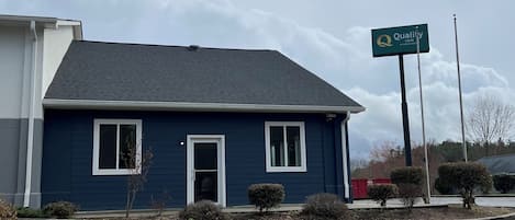 A blue building with a sign that reads "Quality Inn by Choice."
