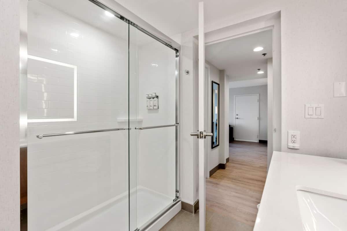 Suite, 1 King Bed with Sofa bed, Corner
