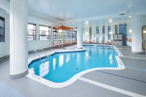 Indoor pool, sun loungers