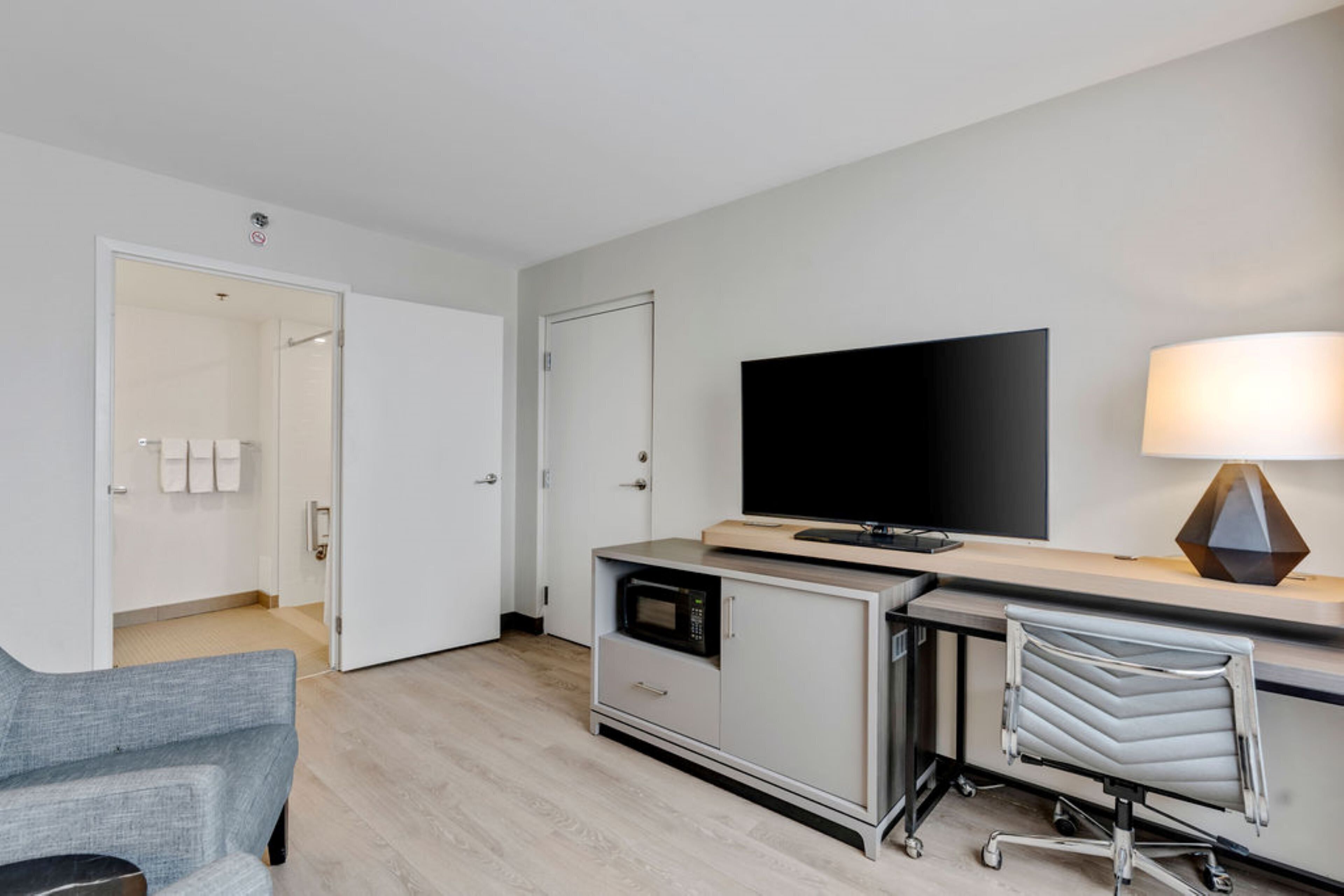 room, 1 king bed, roll-in shower (roll-in shower) | 1 bedroom, egyptian cotton sheets, premium bedding, pillow-top beds