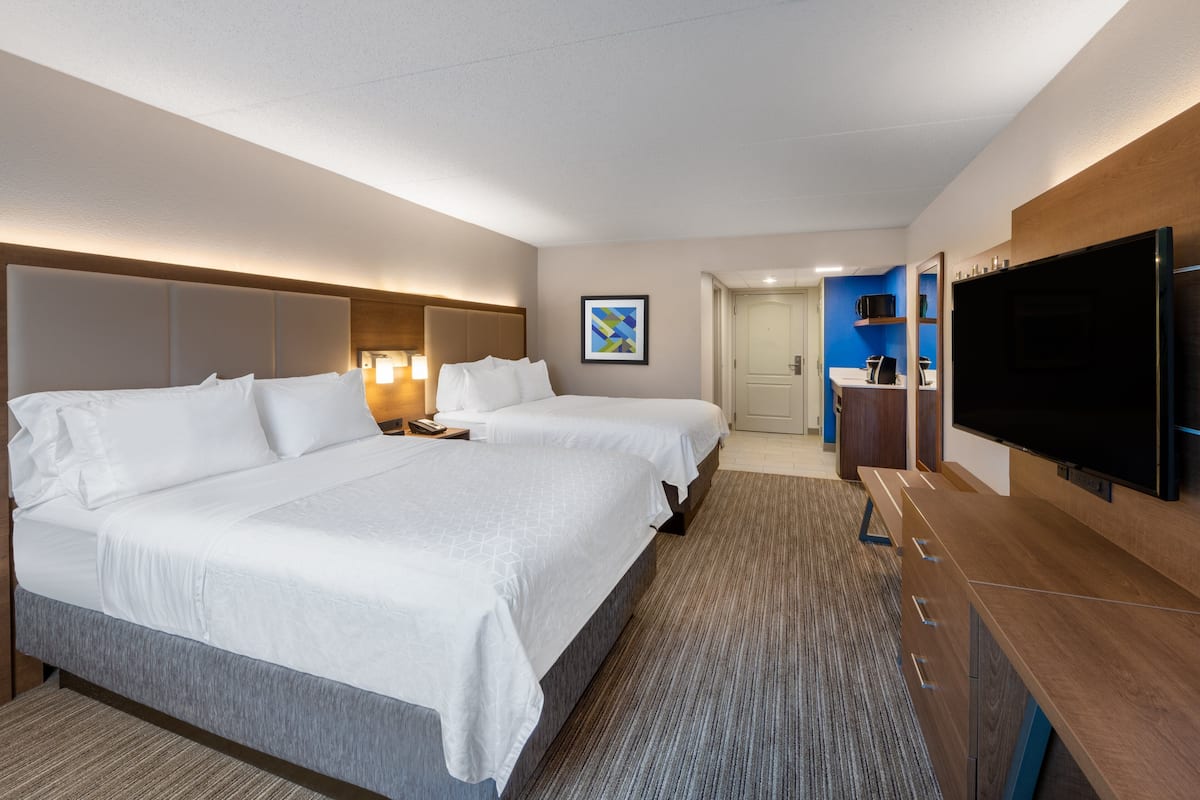 Hypo-allergenic bedding, down comforters, in-room safe, desk