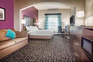 Deluxe Room, 1 King Bed, Non Smoking | Premium bedding, down comforters, desk, iron/ironing board