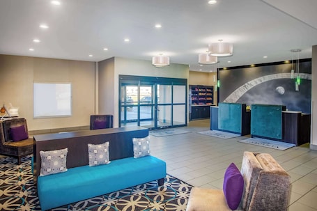 Lobby. La Quinta Inn & Suites by Wyndham Pontoon Beach