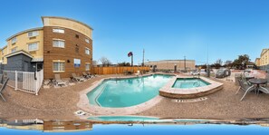 Una piscina al aire libre