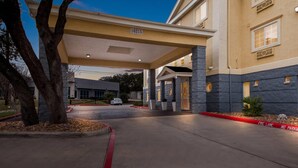 A hotel entrance with a covered walkway, a fire lane, and a building number 16315. - Quality Inn & Suites San Antonio Airport - Stone Oak (San Antonio)