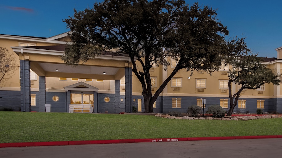 Quality Inn & Suites Airport North - Stone Oak