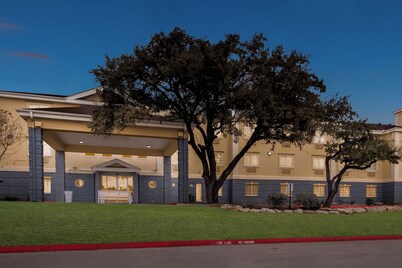 Quality Inn & Suites Airport North - Stone Oak
