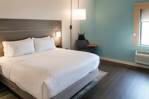 Standard Room | In-room safe, desk, laptop workspace, iron/ironing board