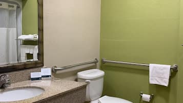 Chambre, 1 très grand lit, accessible aux personnes à mobilité réduite, non-fumeur | Salle de bain | Ensemble baignoire-douche, articles de toilette (gratuits)