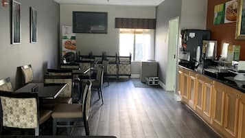 Buffet déjeuner gratuit tous les jours