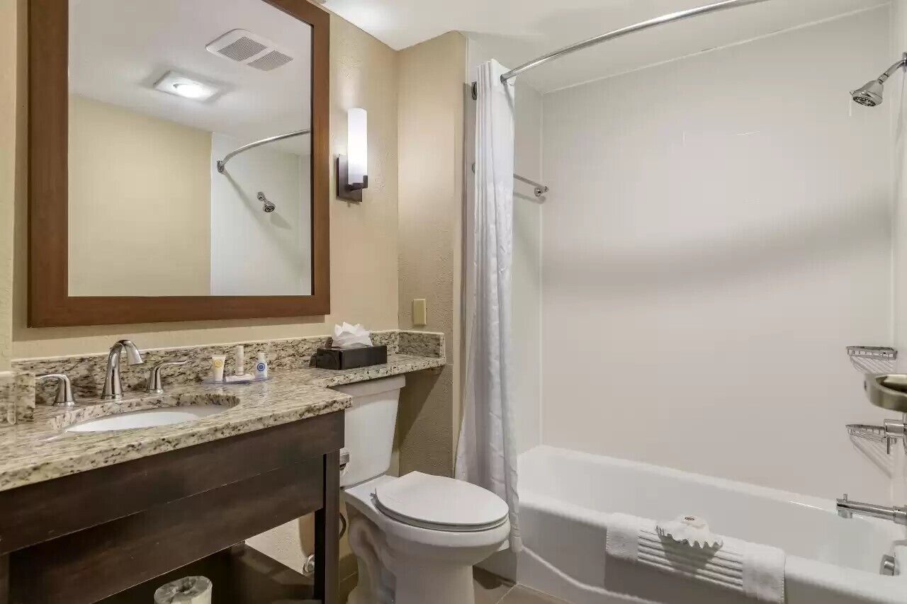 Une salle de bain avec un lavabo, des toilettes et une baignoire.