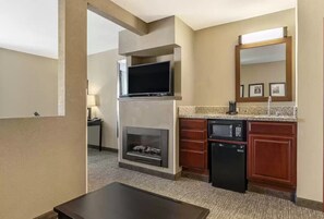 Escritorio, cortinas blackout y tabla de planchar con plancha 