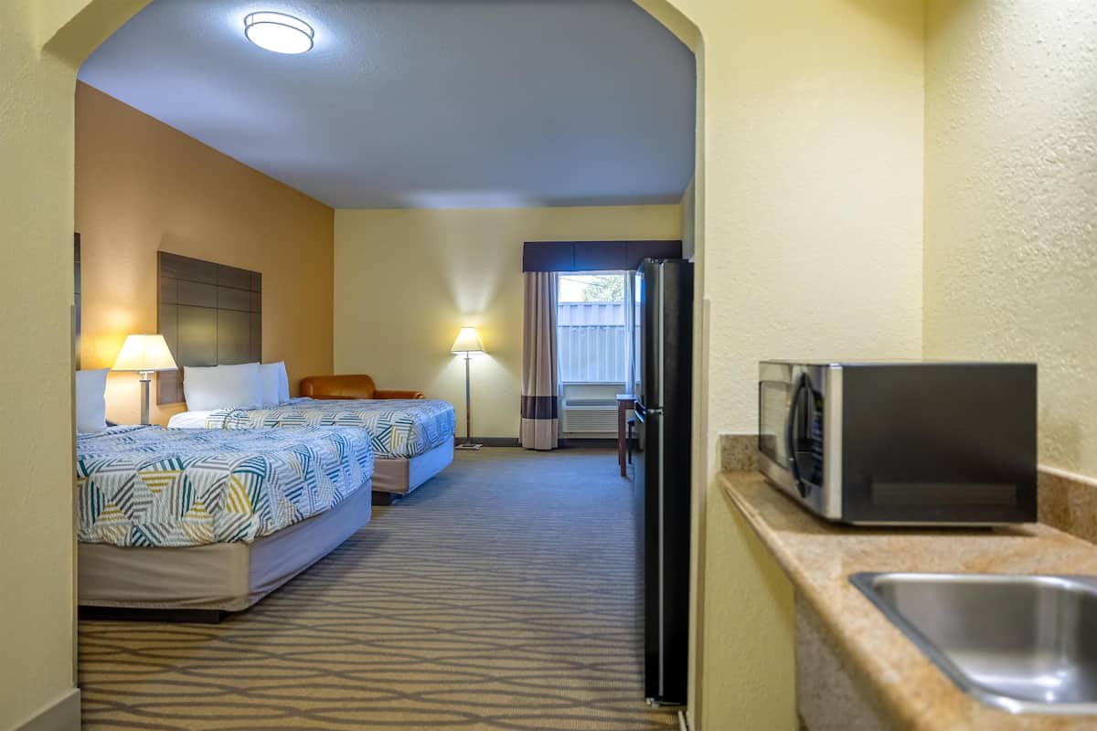 Deluxe Room, Multiple Beds, Non Smoking, Refrigerator & Microwave