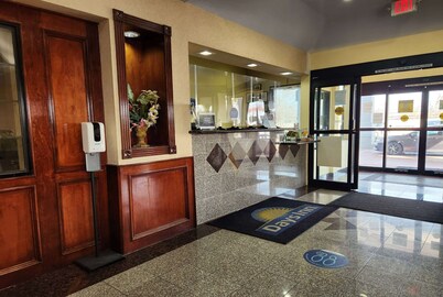 Days Inn & Suites by Wyndham Pasadena