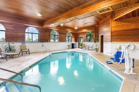 Una piscina techada. Best Western Oswego Hotel