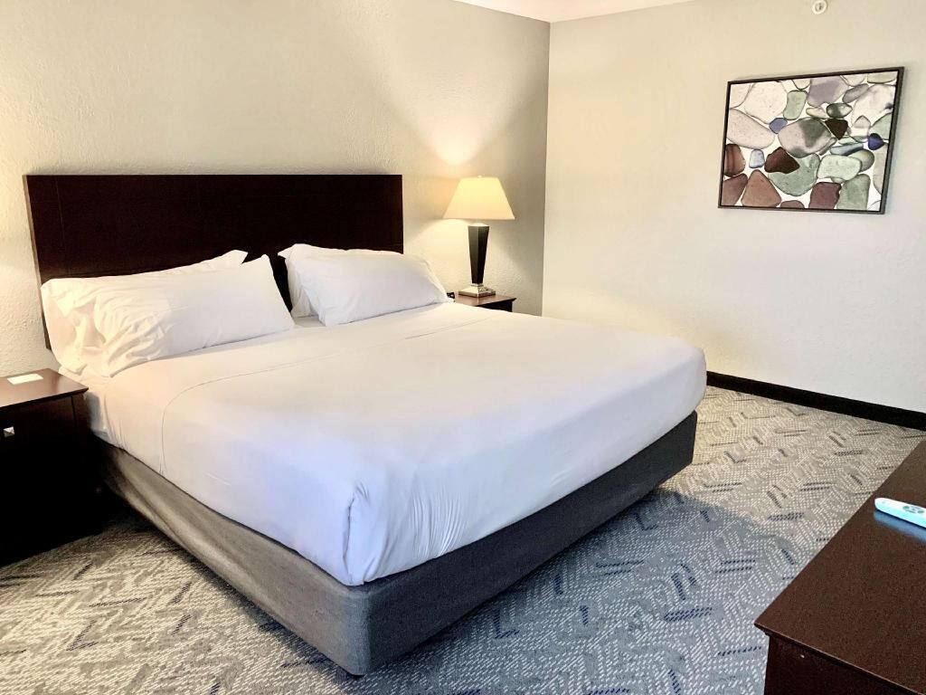 Desk, laptop workspace, iron/ironing board, free WiFi