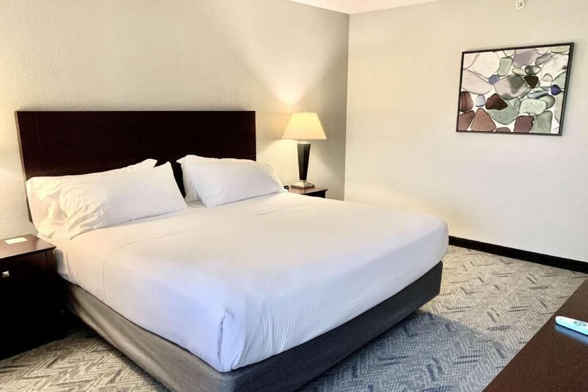 Desk, laptop workspace, iron/ironing board, free WiFi