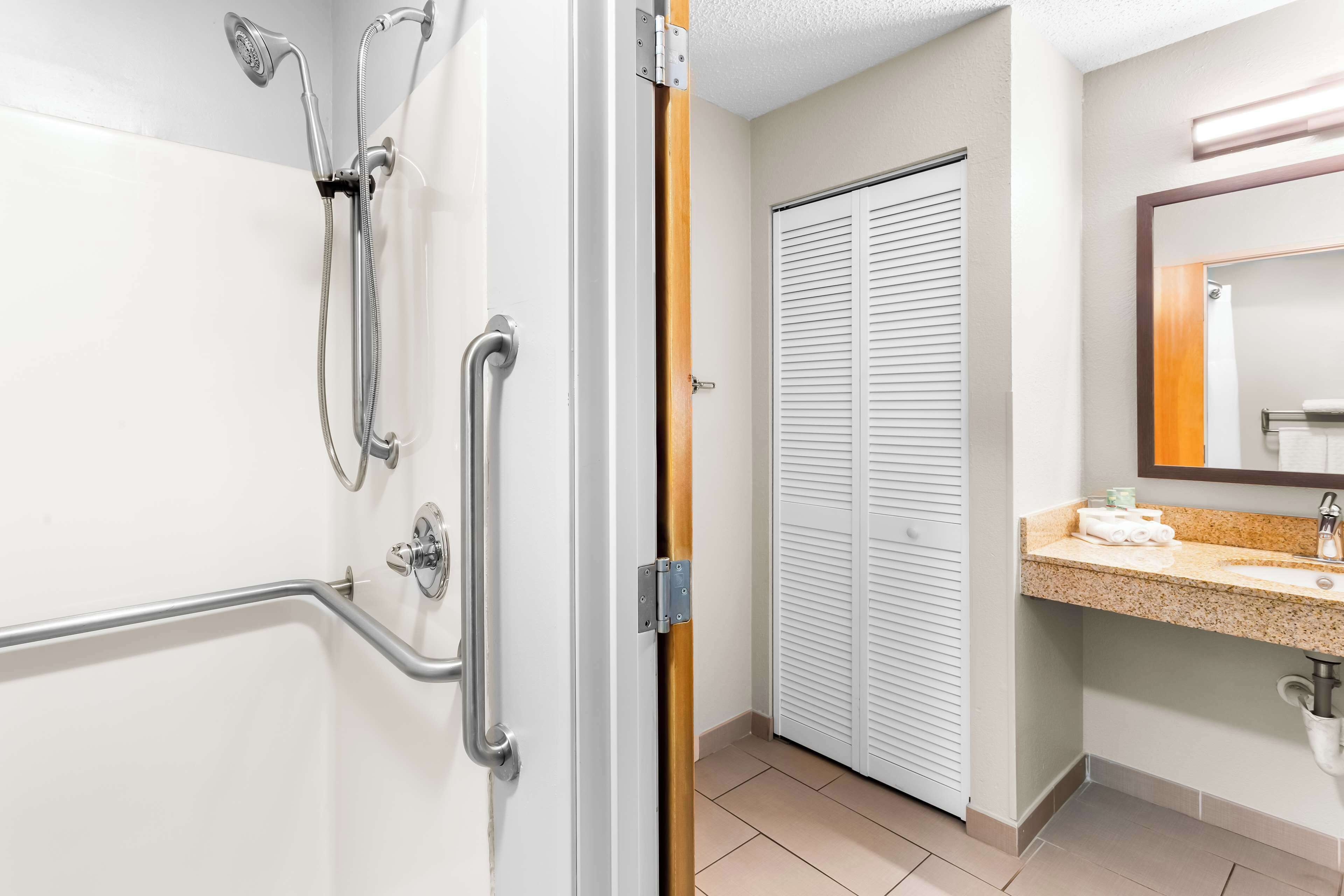 combined shower/bathtub, free toiletries, hair dryer, towels