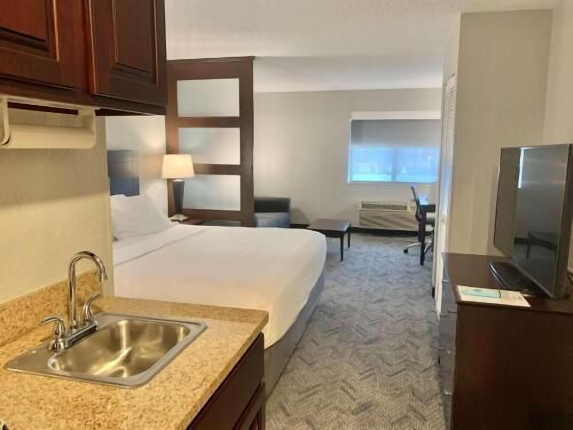 Desk, laptop workspace, iron/ironing board, free WiFi