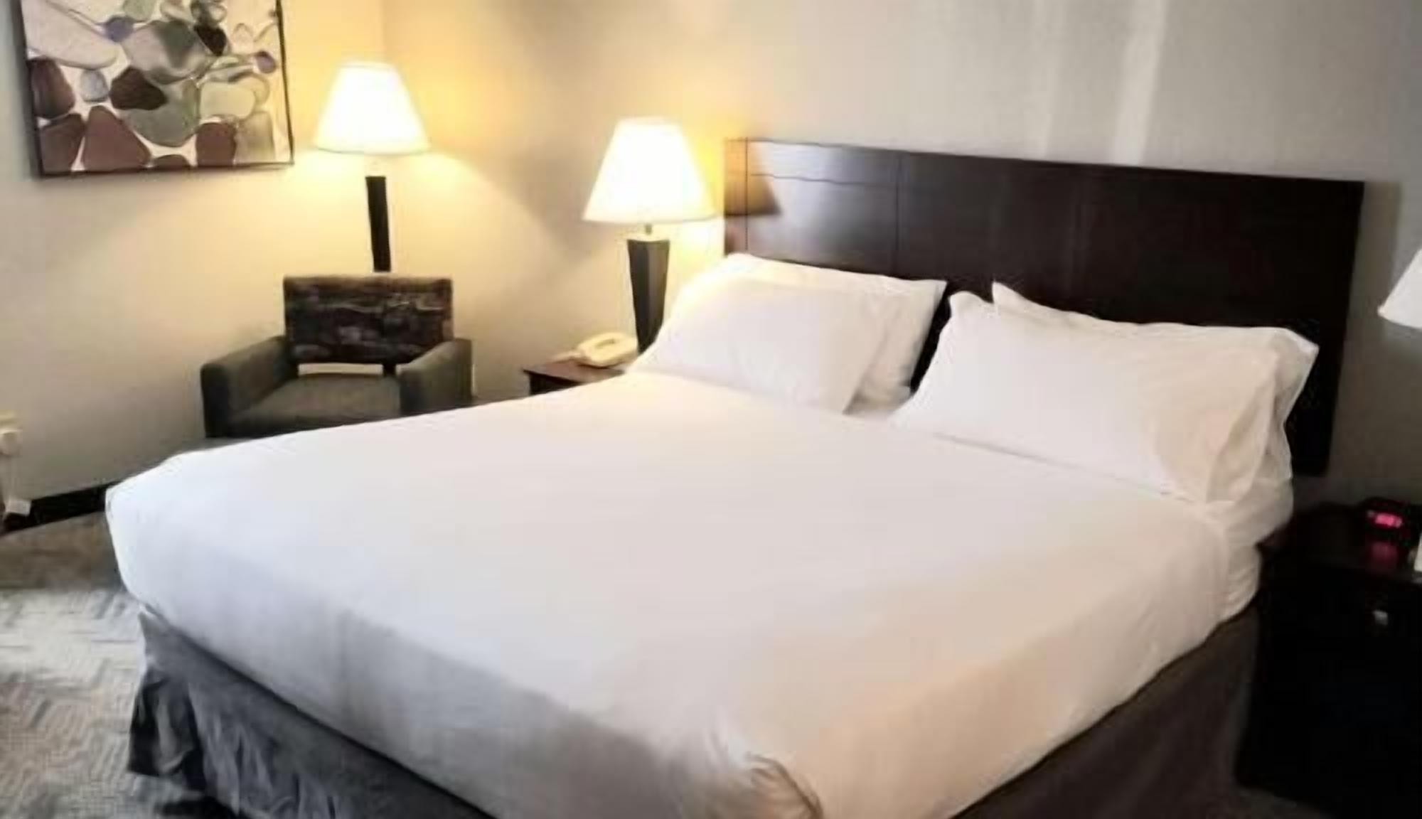 Desk, laptop workspace, iron/ironing board, free WiFi